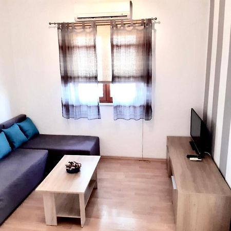 Apartments Belic With Pool Jelsa  Bagian luar foto
