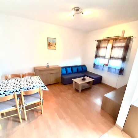 Apartments Belic With Pool Jelsa  Bagian luar foto