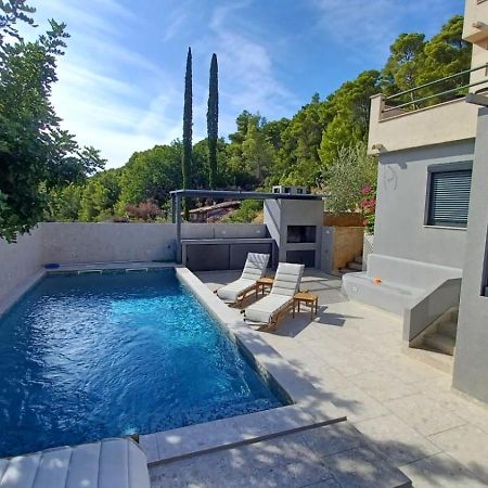 Apartments Belic With Pool Jelsa  Bagian luar foto