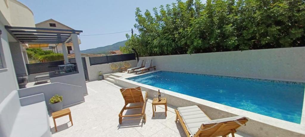 Apartments Belic With Pool Jelsa  Bagian luar foto