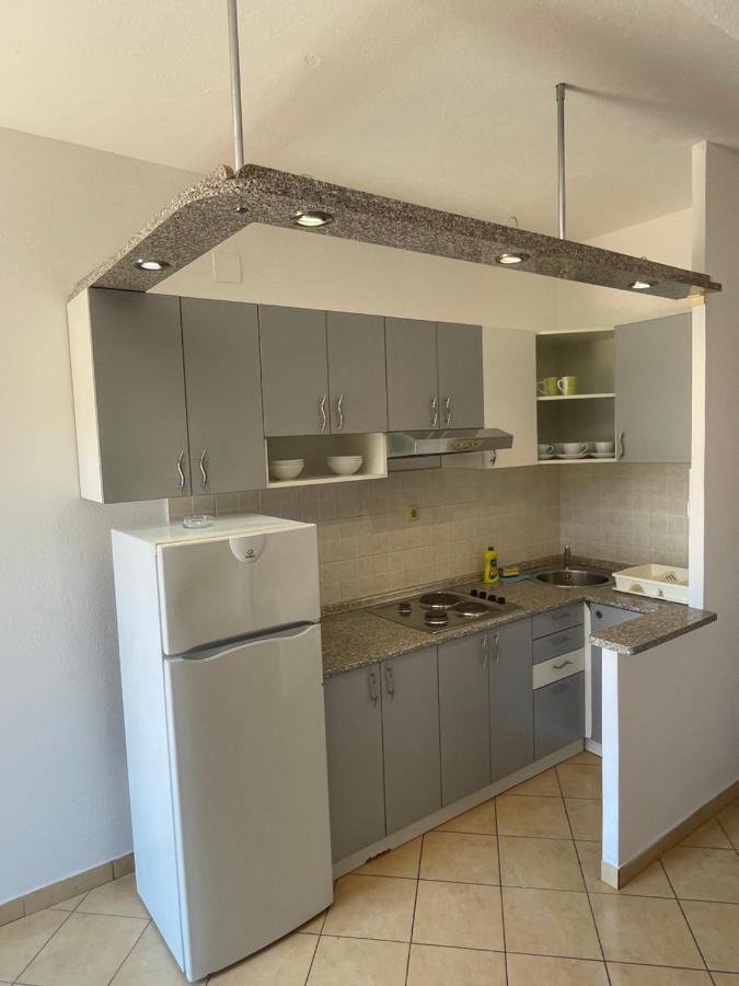Apartments Belic With Pool Jelsa  Bagian luar foto