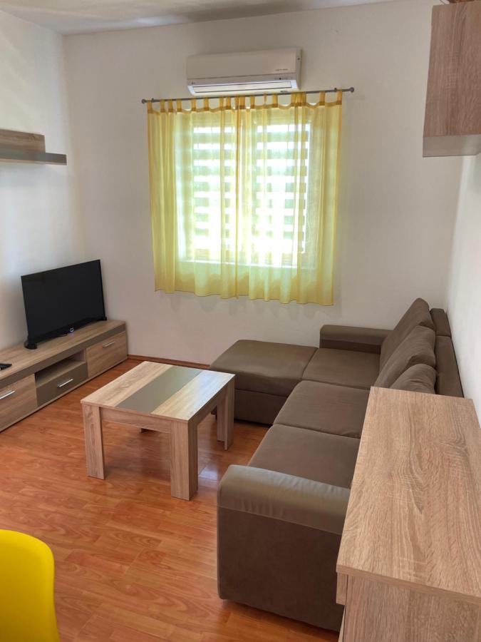 Apartments Belic With Pool Jelsa  Bagian luar foto