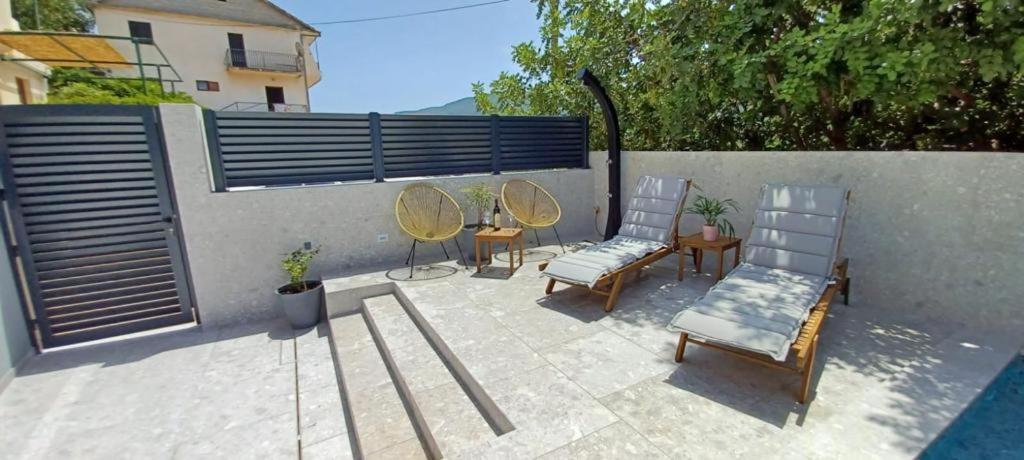 Apartments Belic With Pool Jelsa  Bagian luar foto
