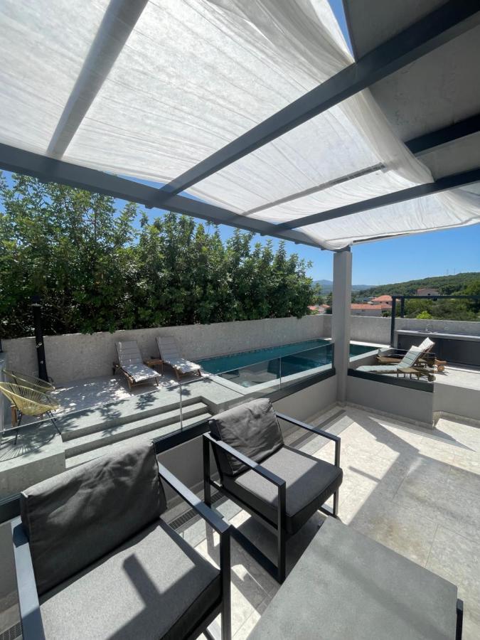 Apartments Belic With Pool Jelsa  Bagian luar foto