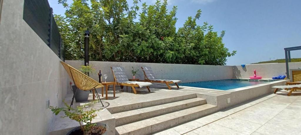 Apartments Belic With Pool Jelsa  Bagian luar foto