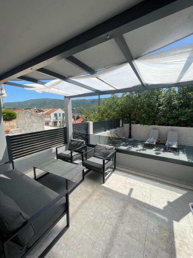 Apartments Belic With Pool Jelsa  Bagian luar foto