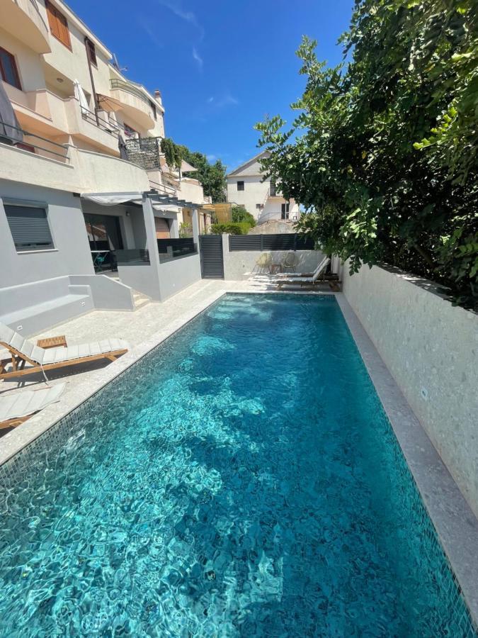 Apartments Belic With Pool Jelsa  Bagian luar foto