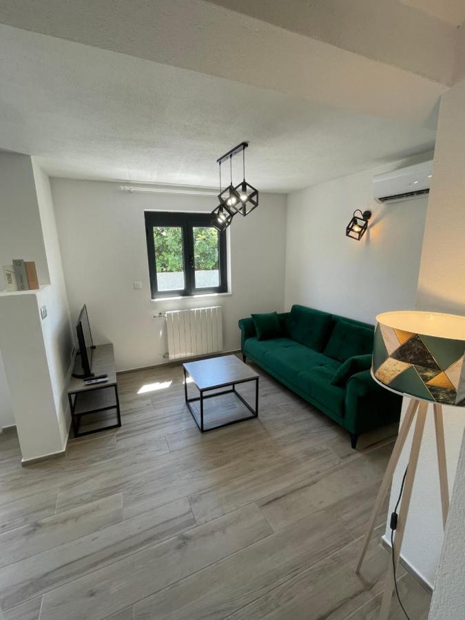 Apartments Belic With Pool Jelsa  Bagian luar foto