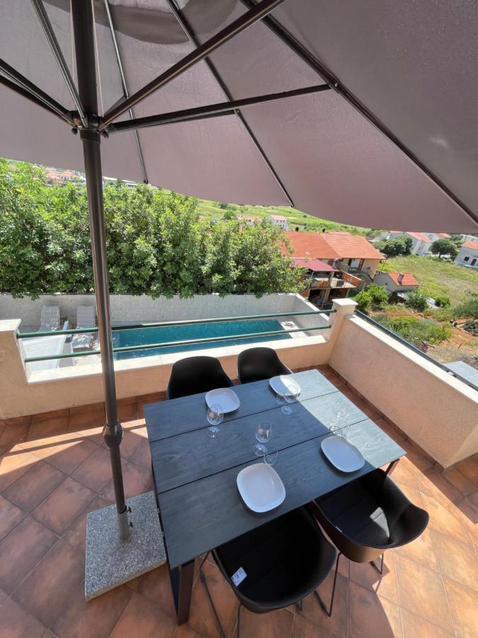 Apartments Belic With Pool Jelsa  Bagian luar foto
