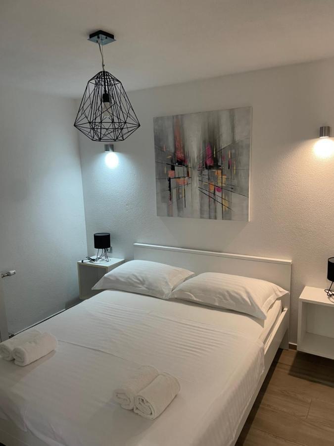 Apartments Belic With Pool Jelsa  Bagian luar foto