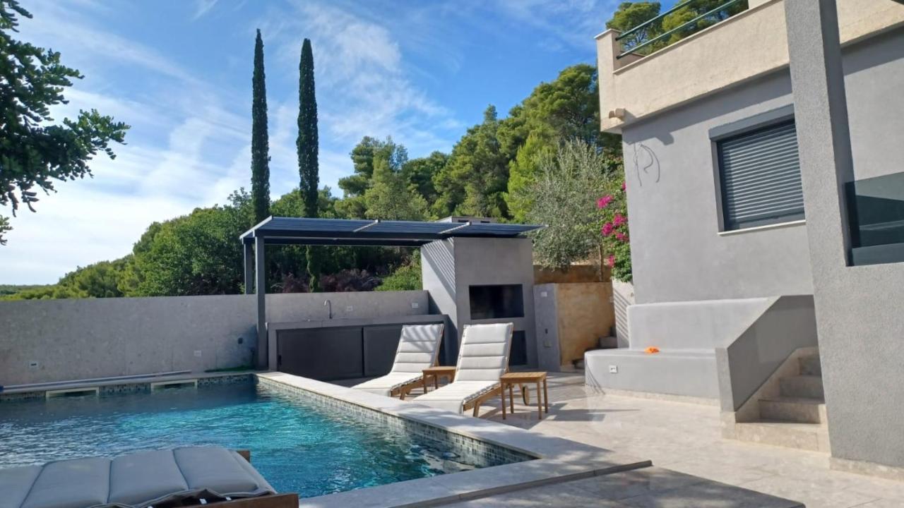 Apartments Belic With Pool Jelsa  Bagian luar foto
