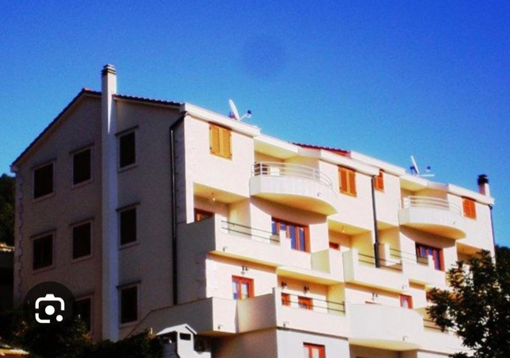 Apartments Belic With Pool Jelsa  Bagian luar foto