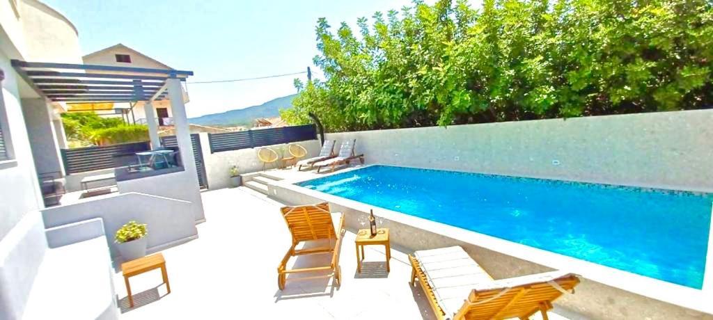 Apartments Belic With Pool Jelsa  Bagian luar foto