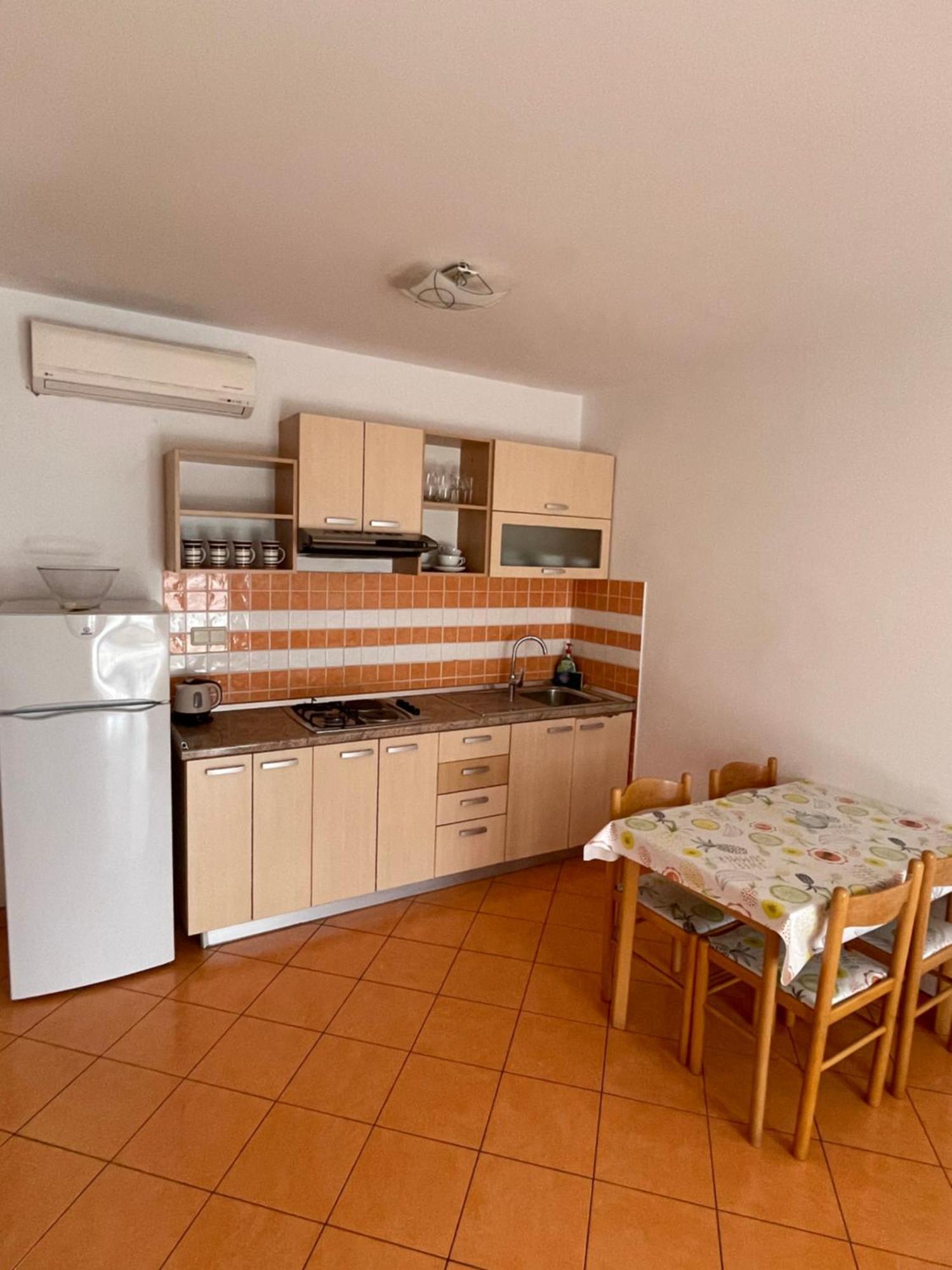 Apartments Belic With Pool Jelsa  Bagian luar foto