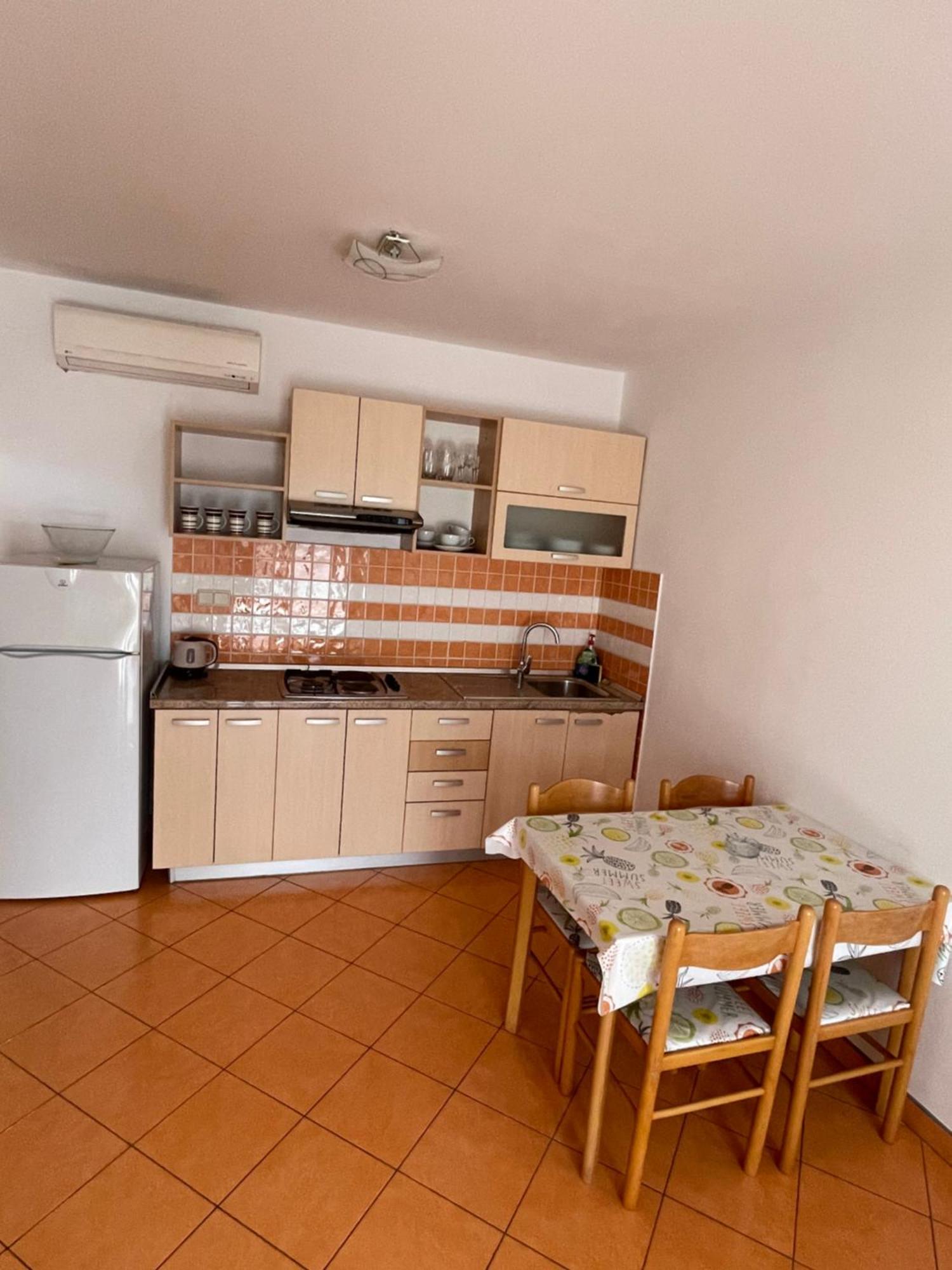 Apartments Belic With Pool Jelsa  Bagian luar foto