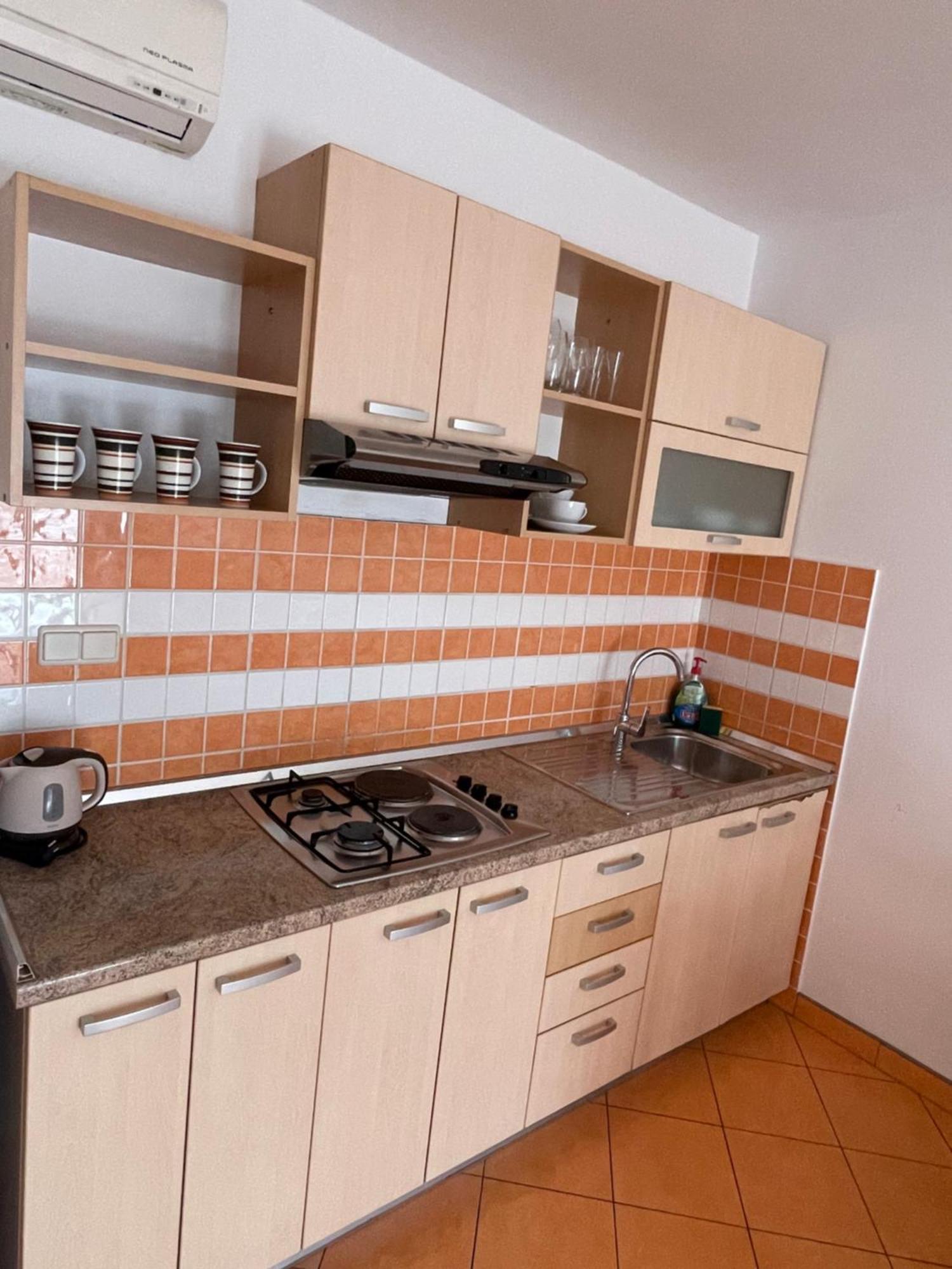 Apartments Belic With Pool Jelsa  Bagian luar foto