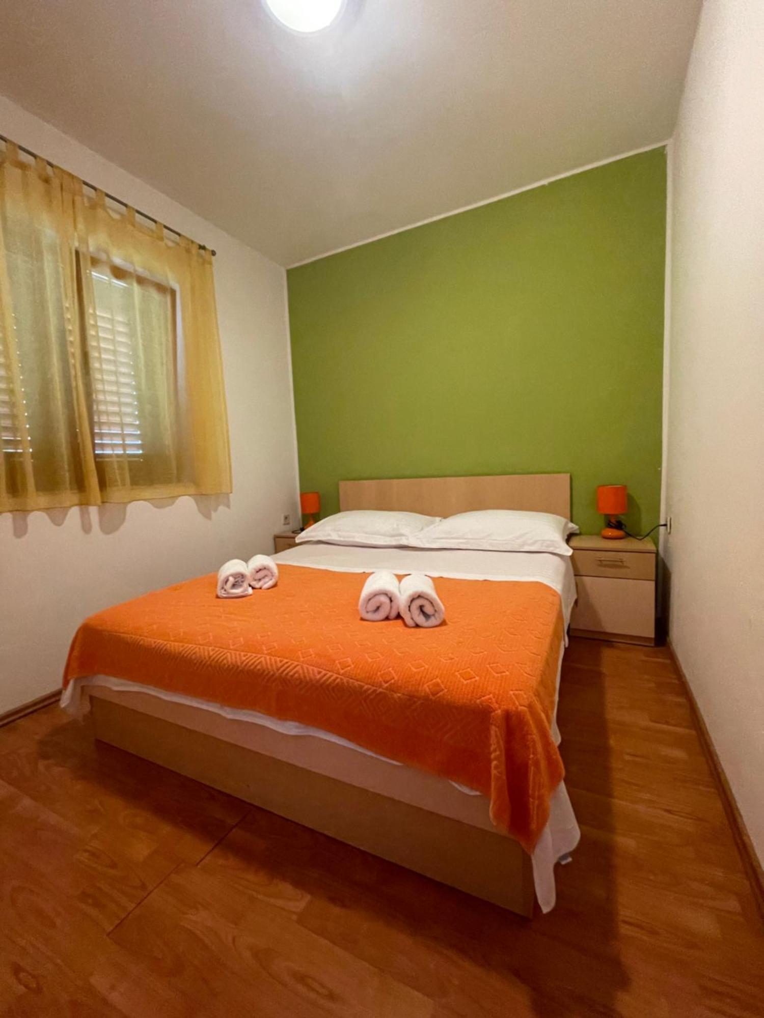Apartments Belic With Pool Jelsa  Bagian luar foto