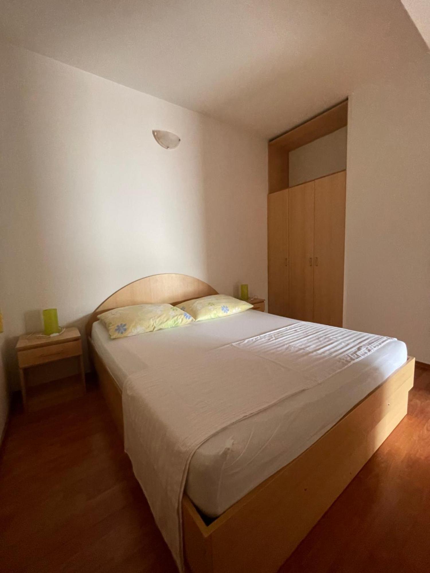 Apartments Belic With Pool Jelsa  Bagian luar foto