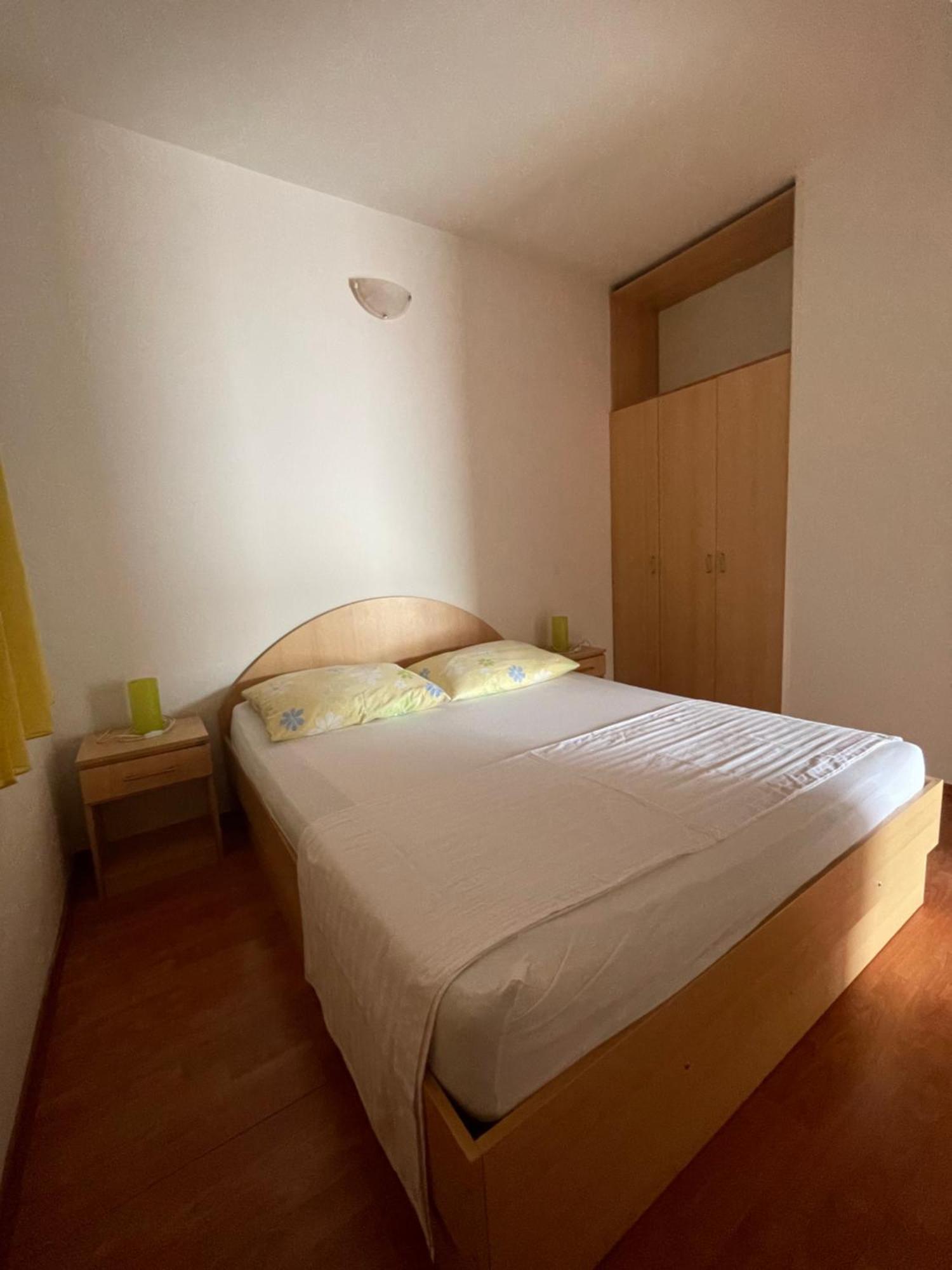 Apartments Belic With Pool Jelsa  Bagian luar foto