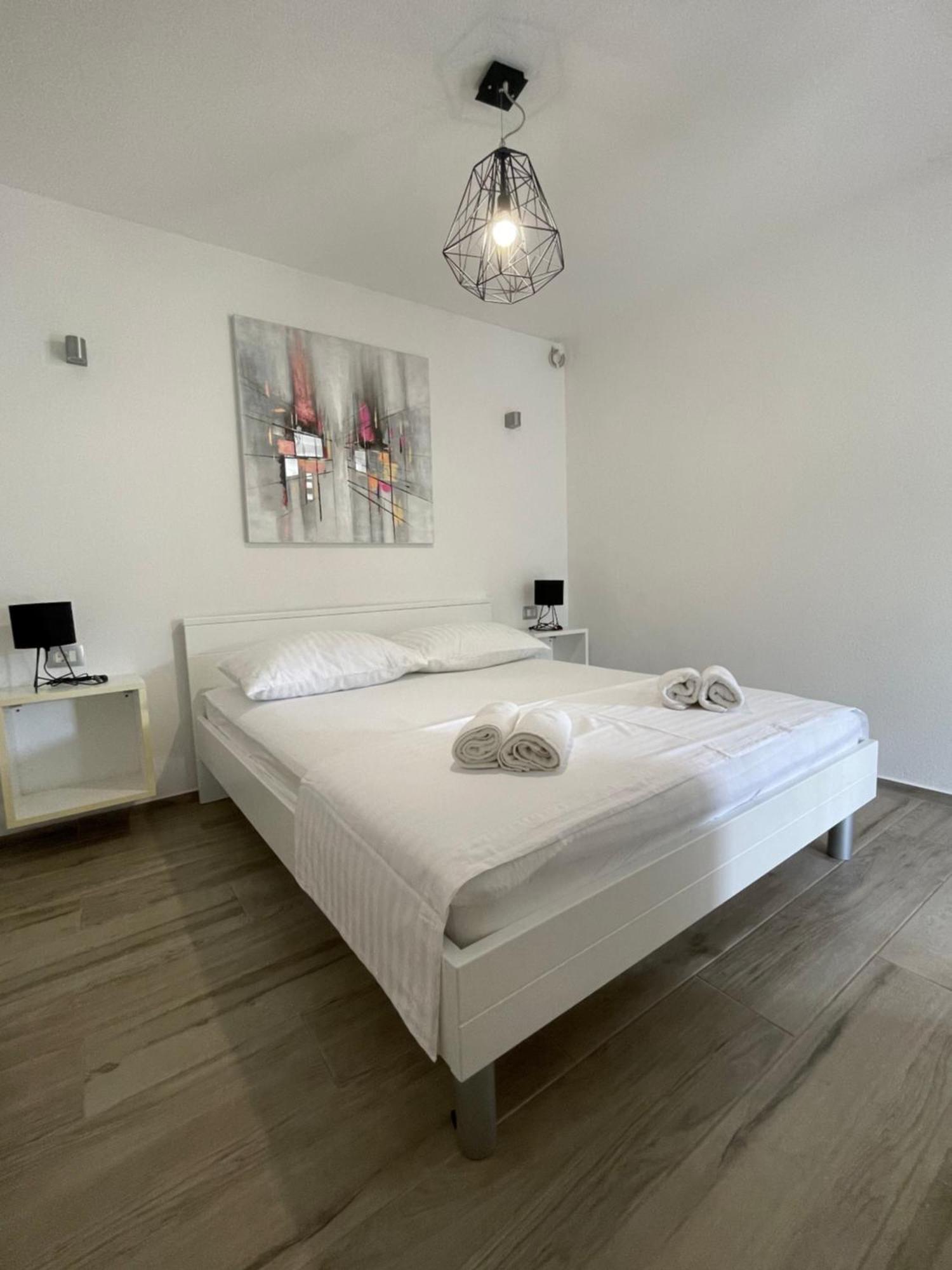 Apartments Belic With Pool Jelsa  Bagian luar foto